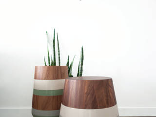 Capirucho Side Table & Stool, LABRICA LABRICA Salones de estilo moderno Madera maciza Multicolor