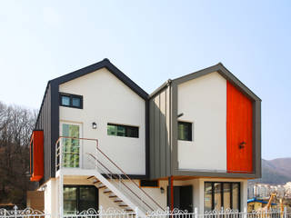 경북 경산 쌍둥이 박공지붕 이층집, 한글주택(주) 한글주택(주) モダンな 家