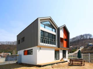경북 경산 쌍둥이 박공지붕 이층집, 한글주택(주) 한글주택(주) Modern Houses