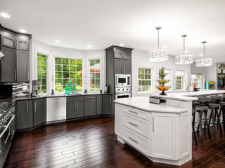 Viking Appliance Award Winning Kitchen, Main Line Kitchen Design Main Line Kitchen Design Cucina eclettica Quarzo