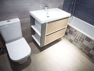 Reforma integral de vivienda en calle Breda, Grupo Inventia Grupo Inventia Modern bathroom Tiles