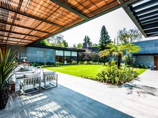 CASA A, ARQUITECTUM ARQUITECTUM Balcones y terrazas modernos Madera Acabado en madera