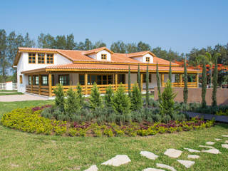 Casas y cabañas de Madera -GRUPO CONSTRUCTOR RIO DORADO (MRD-TADPYC) Classic style houses