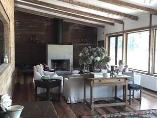 Diseño de Casa Las Delicias en Frutillar por RENOarq, RENOarq RENOarq Rustic style living room Wood Wood effect