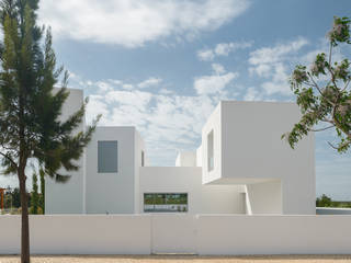 Entre dois Muros Brancos, Corpo Atelier Corpo Atelier Casas de estilo moderno