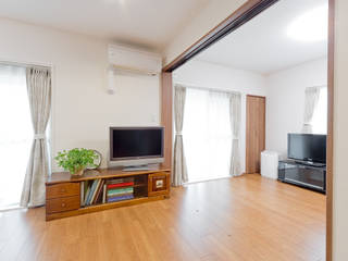 限られたスペースを広々空間へ, 有限会社ミオ・デザイン 有限会社ミオ・デザイン Asian style living room