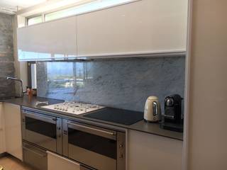 Kitchen and Entertainment room remodel in Campsbay, Cornerstone Projects Cornerstone Projects 現代廚房設計點子、靈感&圖片