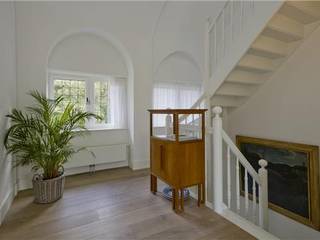 Verbouwing Villa Heemstede, Architectenbureau Ron Spanjaard BNA Architectenbureau Ron Spanjaard BNA Classic style corridor, hallway and stairs