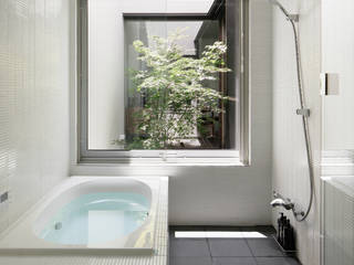 047国立Nさんの家, atelier137 ARCHITECTURAL DESIGN OFFICE atelier137 ARCHITECTURAL DESIGN OFFICE Modern bathroom Tiles White