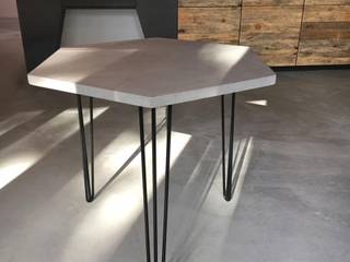 Sechseckiger Beton-Tisch, Concept Beton GmbH Concept Beton GmbH インダストリアルデザインの リビング コンクリート