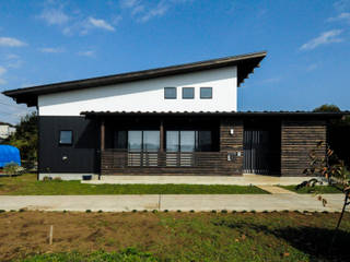 白井の家 ～中庭のある家～, 高松設計事務所 高松設計事務所 Modern houses Solid Wood Multicolored