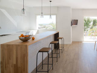 REFORMA PISO SITGES, ADMETLLER arquitectura ADMETLLER arquitectura Cocinas de estilo mediterráneo