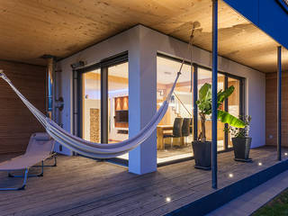 Stilvoll, ökologisch, extravagant: Stadtvilla mit Wow-Effekt, KitzlingerHaus GmbH & Co. KG KitzlingerHaus GmbH & Co. KG Modern balcony, veranda & terrace Engineered Wood