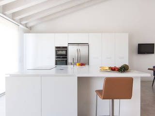 CASA LC, TIXA STUDIO ASSOCIATO DI INGEGNERIA E ARCHITETTURA TIXA STUDIO ASSOCIATO DI INGEGNERIA E ARCHITETTURA Built-in kitchens