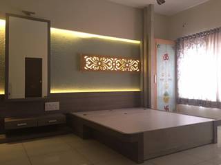 BARDOLI , SURAT , GUJARAT., SHUBHAM CONSULTANT & INTERIOR DESIGNING SHUBHAM CONSULTANT & INTERIOR DESIGNING モダンスタイルの寝室 木 木目調