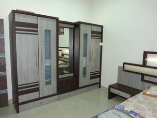 HAZIRA ROAD, SHUBHAM CONSULTANT & INTERIOR DESIGNING SHUBHAM CONSULTANT & INTERIOR DESIGNING Modern style bedroom
