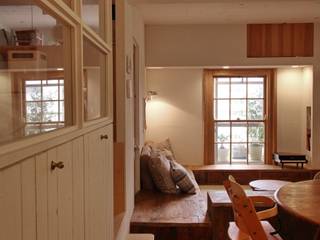 Apartment in tamagawa, Mimasis Design／ミメイシス デザイン Mimasis Design／ミメイシス デザイン Rustic style dining room Wood White