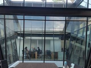 Oficinas en Coyoacán, Endémica Arquitectos Endémica Arquitectos مكتب عمل أو دراسة زجاج