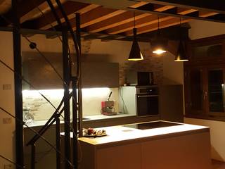 HOME _ scorci di un arredamento industrial, ARCH. CRISTINA MASCHIO ARCH. CRISTINA MASCHIO 餐廳 鐵/鋼