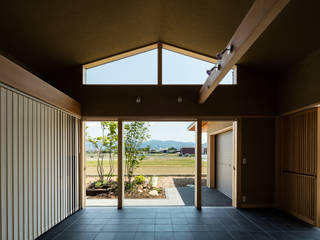 眺望とお庭を楽しむ｜火のある暮らしを楽しむ住まい 天理の家, 小笠原建築研究室 小笠原建築研究室 Wooden windows Tiles Black