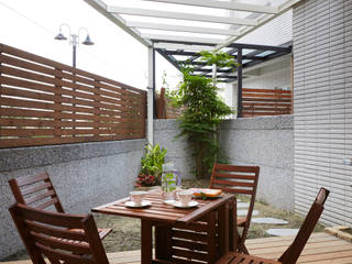 戶外區既能夠享受花蓮的好山好水好空氣，也增添隨意用餐的舒適感 弘悅國際室內裝修有限公司 Country style balcony, veranda & terrace Solid Wood Wood effect