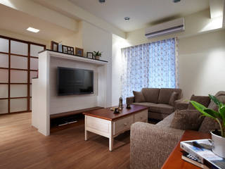 多功能的電視櫃捨棄繁複的古典線條增加一些現代的俐落與簡潔 弘悅國際室內裝修有限公司 Country style living room Wood White