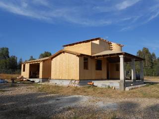 Realizzazione casa in bioedilizia costruita in legno con tecnologia X-lam, SOGEDI costruzioni SOGEDI costruzioni Casas mediterrânicas