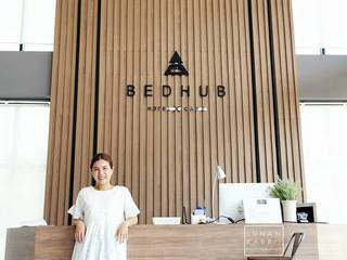 งานออกแบบตกแต่งภายใน BEDHUB HOTEL, INNHOMEDESIGNSTUDIO INNHOMEDESIGNSTUDIO Внутренний сад Твердая древесина Многоцветный