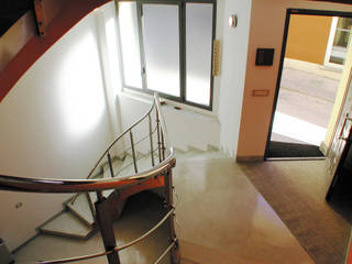 Un loft attorno alla scala, Rifare Casa Rifare Casa Ingresso, Corridoio & Scale in stile minimalista Cemento