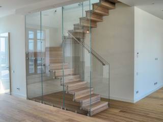 Больцевая лестница + стеклянная стена, Euroscala Euroscala Pasillos, vestíbulos y escaleras modernos