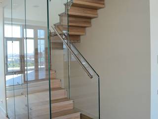 Больцевая лестница + стеклянная стена, Euroscala Euroscala Modern Corridor, Hallway and Staircase