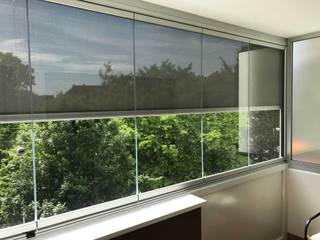 Balkonverbau mit Glas zum Falten - Sunflex SF 25 inkl. Beschattung Fixscreen, Schmidinger Wintergärten, Fenster & Verglasungen Schmidinger Wintergärten, Fenster & Verglasungen Nhà kính phong cách hiện đại Ly