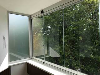 Balkonverbau mit Glas zum Falten - Sunflex SF 25 inkl. Beschattung Fixscreen, Schmidinger Wintergärten, Fenster & Verglasungen Schmidinger Wintergärten, Fenster & Verglasungen Anexos de estilo moderno Vidrio