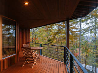 軽井沢 観風荘／新築別荘, アトリエ・カムイ アトリエ・カムイ Asian style balcony, veranda & terrace Solid Wood Multicolored