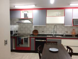 Cozinha em 3 cores, Lucia Helena Bellini arquitetura e interiores Lucia Helena Bellini arquitetura e interiores Moderne Küchen Fliesen Weiß