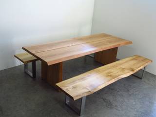 Tisch und Bänke aus Massivholz mit Baumkante, aus eigener Fertigung, HENCHE Möbelwerkstätte HENCHE Möbelwerkstätte Ausgefallene Küchen Massivholz Braun