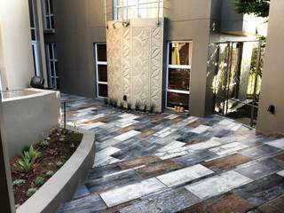 Something different, Acton Gardens Acton Gardens Ingresso, Corridoio & Scale in stile eclettico Ceramica