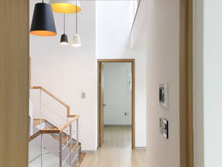 운중동 주택 , 원더 아키텍츠 / Wonder Architects 원더 아키텍츠 / Wonder Architects Modern corridor, hallway & stairs