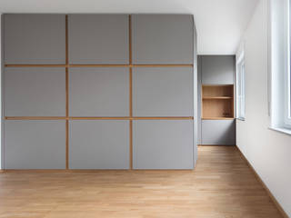 Begehbare Ankleide mit integriertem Arbeitsplatz, Hildinger und Koch Hildinger und Koch Modern dressing room Wood Wood effect