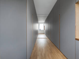 Begehbare Ankleide mit integriertem Arbeitsplatz, Hildinger und Koch Hildinger und Koch Modern dressing room Wood Wood effect