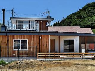 松山市 梅津寺の家, Y.Architectural Design Y.Architectural Design Casas modernas Madera maciza Multicolor