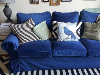 Replacement slipcovers: IKEA Ektorp Sofabed with blue velvet covers, Comfort Works Custom Slipcovers Comfort Works Custom Slipcovers Salas / recibidores Textil Ámbar/Dorado