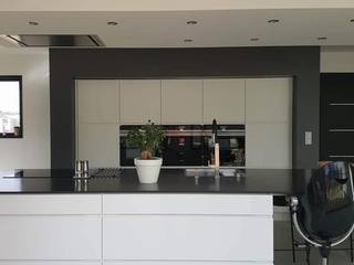Plusieurs réalisations de cuisines..., LSAI LSAI Modern kitchen Granite White