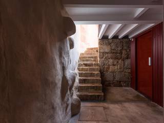 Caldeireiros Houses, Clínica de Arquitectura Clínica de Arquitectura Couloir, entrée, escaliers minimalistes Granite Multicolore