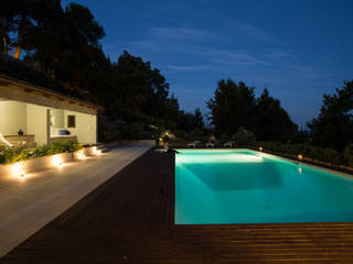 PGL: Piscina con serra sulle colline Pesaresi, PLUS ULTRA studio PLUS ULTRA studio Mediterranean style pool