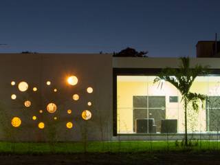 Velatorio de la Unión de Taxis de Tabasco, ARQ. FELIPE OCAMPO MONTEJO ARQ. FELIPE OCAMPO MONTEJO Espacios comerciales Concreto reforzado