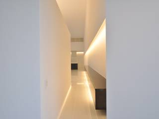 FNKS-HOUSE, 門一級建築士事務所 門一級建築士事務所 現代風玄關、走廊與階梯 White