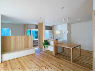 高屋敷の家 Ki no ie Renovation TOYAMA，JAPAN, 水野建築研究所 水野建築研究所 Salas / recibidores Madera maciza Multicolor