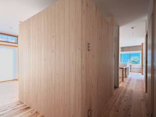 高屋敷の家 Ki no ie Renovation TOYAMA，JAPAN, 水野建築研究所 水野建築研究所 Walls Solid Wood Multicolored