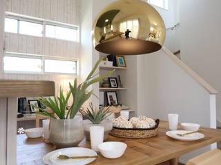 Model Room Kasiwa City, コト コト Mediterranean style dining room Copper/Bronze/Brass Amber/Gold